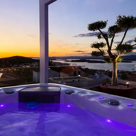 A Z U R E Pool H O U S E Murter