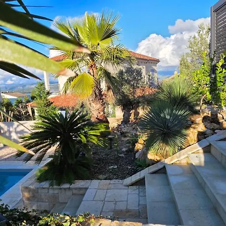 A Z U R E Pool H O U S E