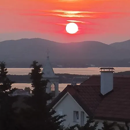 A Z U R E Pool H O U S E