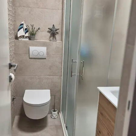 A Z U R E Pool H O U S E *