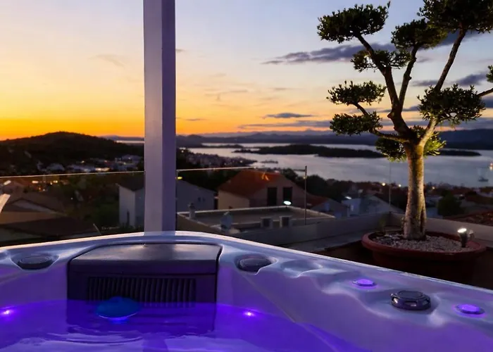 A Z U R E Pool H O U S E Муртер