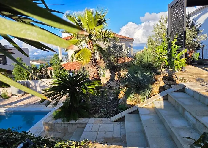 A Z U R E Pool H O U S E