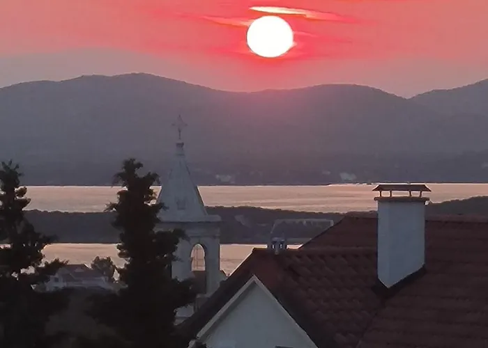 A Z U R E Pool H O U S E