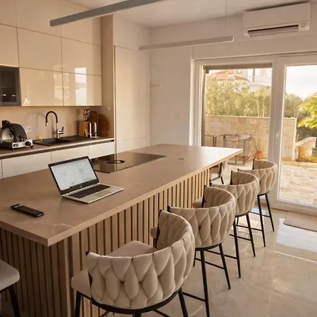 A Z U R E Pool H O U S E Appartement Murter