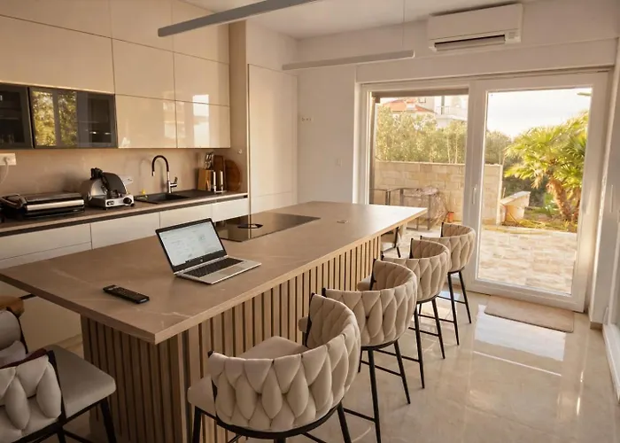 A Z U R E Pool H O U S E Appartement Murter