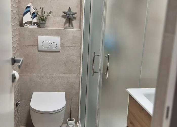 A Z U R E Pool H O U S E *